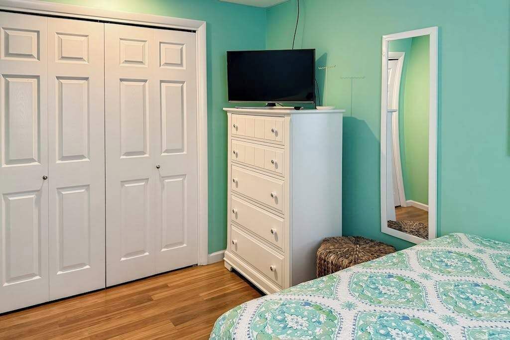 5 bedrooms, iron/ironing board, WiFi, bed sheets