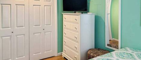 5 bedrooms, iron/ironing board, WiFi, bed sheets