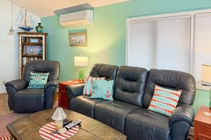 TV, fireplace, DVD player, offices - Dreamy escape on the water of Crystal Lake w/ spacious deck & private dock (Beulah)