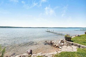 On the beach - Dreamy escape on the water of Crystal Lake w/ spacious deck & private dock (Beulah)