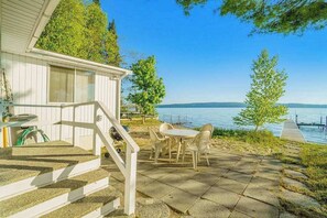 Terrace/patio - Inviting home w/ free cable and full kitchen - right on the lake (Beulah)
