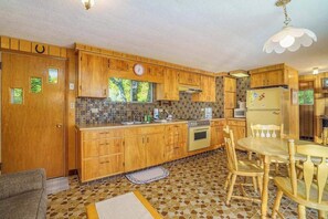 Fridge, microwave, oven, stovetop - Inviting home w/ free cable and full kitchen - right on the lake (Beulah)