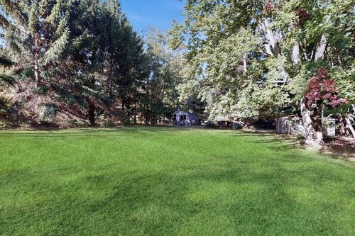 Cozy Modern Cottage, Near beach & Town, Lovely Large Back Yard, WIFI, & W/D