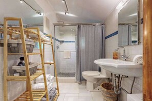 Ducha, secador de pelo y toallas