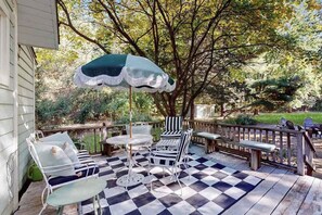 Outdoor dining - Cozy Modern Cottage, Near beach & Town, Lovely Large Back Yard, WIFI, & W/D (Three Oaks)