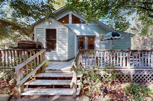 Cozy Modern Cottage, Near beach & Town, Lovely Large Back Yard, WIFI, & W/D