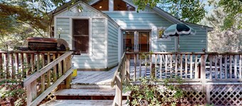 Cozy Modern Cottage, Near beach & Town, Lovely Large Back Yard, WIFI, & W/D