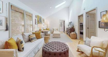 Cozy Modern Cottage, Near beach & Town, Lovely Large Back Yard, WIFI, & W/D