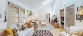 Cozy Modern Cottage, Near beach & Town, Lovely Large Back Yard, WIFI, & W/D