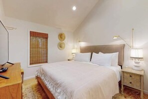 2 bedrooms, iron/ironing board, WiFi, bed sheets - Cozy Modern Cottage, Near beach & Town, Lovely Large Back Yard, WIFI, & W/D (Three Oaks)
