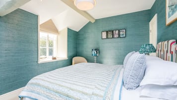 6 bedrooms, iron/ironing board, internet, bed sheets
