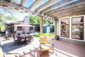 Outdoor dining - Main Home & Cozy Guest House w/ Two Full Kitchens & Free WiFi - Walk to Beach (Union Pier)