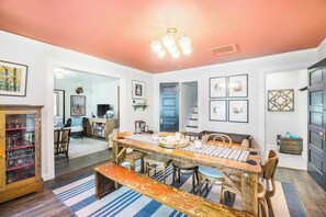 Dining - Charming Home w/Large Yard, Free WiFi, Furnished Deck, Gas Grill, Firepit (Union Pier)
