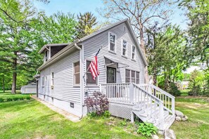 Exterior - Charming Home w/Large Yard, Free WiFi, Furnished Deck, Gas Grill, Firepit (Union Pier)