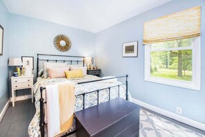 3 bedrooms, desk, iron/ironing board, WiFi - Charming Home w/Large Yard, Free WiFi, Furnished Deck, Gas Grill, Firepit (Union Pier)