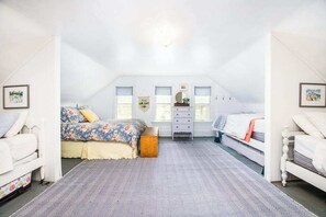 3 bedrooms, desk, iron/ironing board, WiFi - Charming Home w/Large Yard, Free WiFi, Furnished Deck, Gas Grill, Firepit (Union Pier)