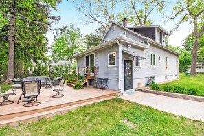 Outdoor dining - Charming Home w/Large Yard, Free WiFi, Furnished Deck, Gas Grill, Firepit (Union Pier)