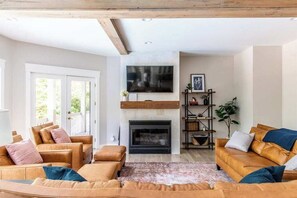 TV, fireplace, table football, stereo - Dog-friendly house with private heated outdoor pool, hot tub & Ping-Pong (Grand Beach)