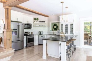 Fridge, microwave, oven, stovetop - Dog-friendly house with private heated outdoor pool, hot tub & Ping-Pong (Grand Beach)