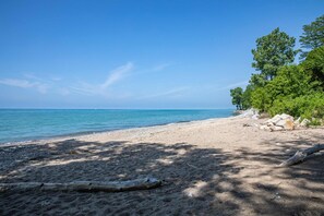 Beach nearby - Dog-friendly house with private heated outdoor pool, hot tub & Ping-Pong (Grand Beach)