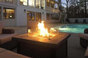 Pool - Dog-friendly house with private heated outdoor pool, hot tub & Ping-Pong (Grand Beach)