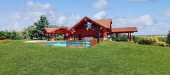 Grand cabin with lake view, pond, wood fireplace & AC, & fast WiFi
