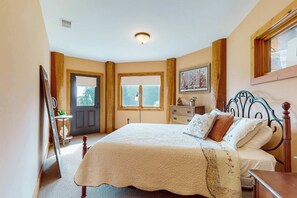3 bedrooms, desk, iron/ironing board, WiFi