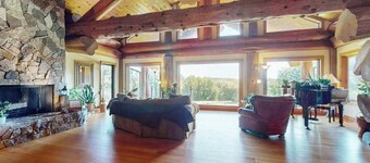 Grand cabin with lake view, pond, wood fireplace & AC, & fast WiFi