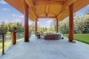 Terrace/patio - Grand cabin with lake view, pond, wood fireplace & AC, & fast WiFi (Coloma Charter Township)