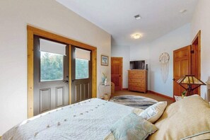 3 bedrooms, desk, iron/ironing board, WiFi - Grand cabin with lake view, pond, wood fireplace & AC, & fast WiFi (Coloma Charter Township)