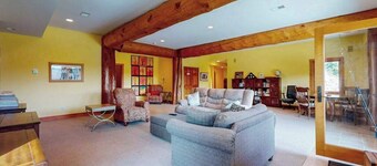 Grand cabin with lake view, pond, wood fireplace & AC, & fast WiFi