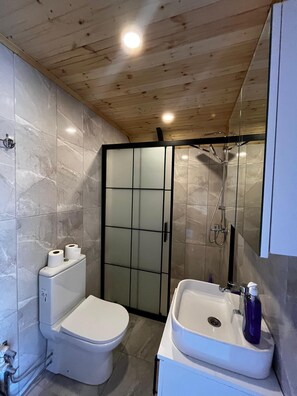 Shower, hair dryer, towels, soap - Cozy 4-bedroom bungalow in serene Antalya with AC (Antalya)