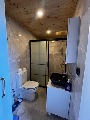 Shower, hair dryer, towels, soap - Cozy 4-bedroom bungalow in serene Antalya with AC (Antalya)