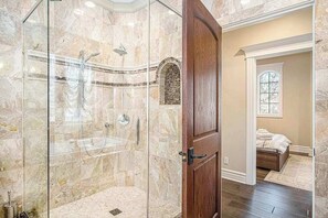 Shower, hair dryer, towels - Classic home w/ private hot tub, sauna, & outdoor fireplace - 350 feet to beach (New Buffalo)