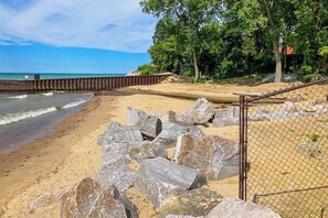 Beach nearby - Classic home w/ private hot tub, sauna, & outdoor fireplace - 350 feet to beach (New Buffalo)