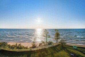 På stranden