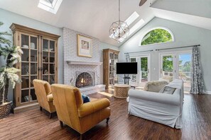 TV, DVD player, offices - Serene lakefront retreat with an expansive deck, dock access, game room, & AC (Berrien Springs)