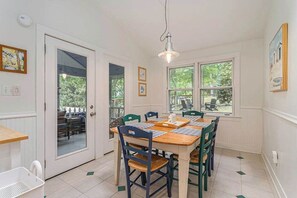 Dining - Garden-style cottage with easy beach access, screened porch & small yard (Lakeside)