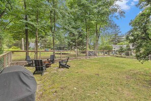 Property grounds - Garden-style cottage with easy beach access, screened porch & small yard (Lakeside)