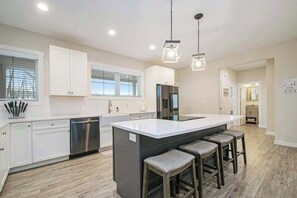 Fridge, microwave, oven, stovetop - Modern home with large sun-room, firepit, grill, washer/dryer, & central AC (Sawyer)