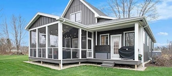 Modern home with large sun-room, firepit, grill, washer/dryer, & central AC