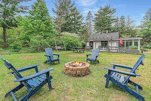 Terrace/patio - Quiet remodeled cottage near downtown Sawyer - private deck, gas grill, firepit (Sawyer)