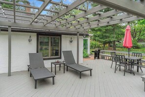 Outdoor dining - Quiet remodeled cottage near downtown Sawyer - private deck, gas grill, firepit (Sawyer)