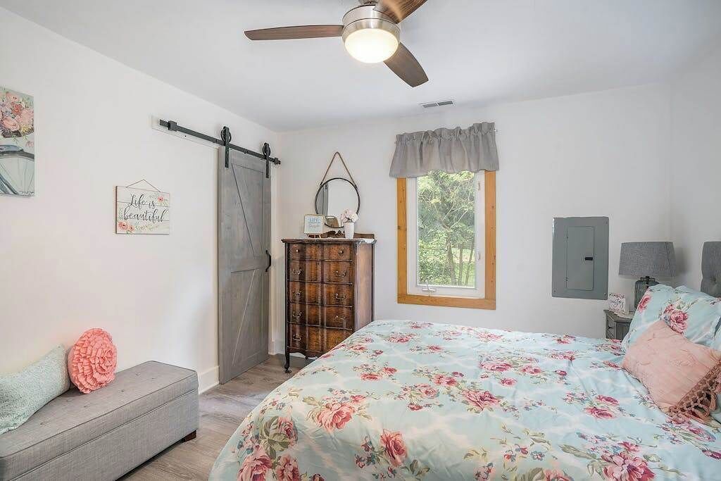 2 bedrooms, iron/ironing board, travel cot, WiFi