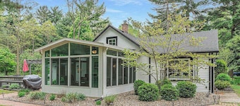Quiet remodeled cottage near downtown Sawyer - private deck, gas grill, firepit