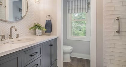 Quiet remodeled cottage near downtown Sawyer - private deck, gas grill, firepit