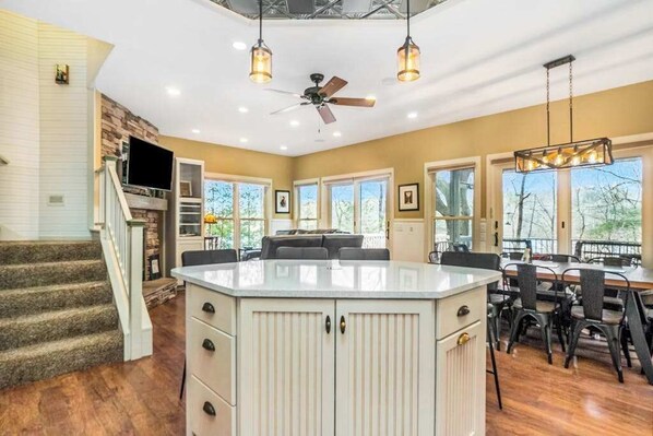 Dining - Dreamy retreat near the lake with spacious deck, foosball, Ping-Pong & kayaks (Saugatuck)