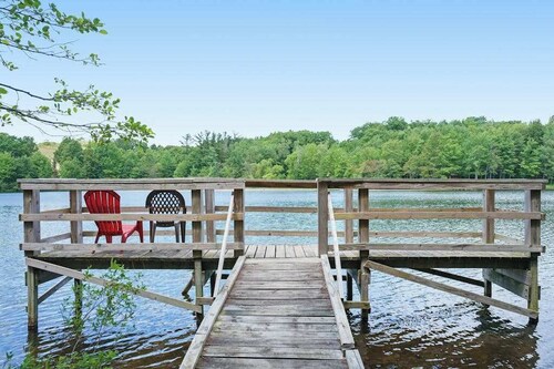 Dreamy retreat near the lake with spacious deck, foosball, Ping-Pong & kayaks