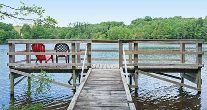 Dreamy retreat near the lake with spacious deck, foosball, Ping-Pong & kayaks