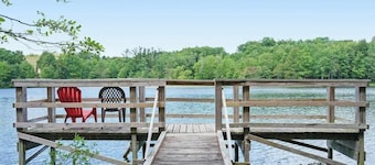 Dreamy retreat near the lake with spacious deck, foosball, Ping-Pong & kayaks